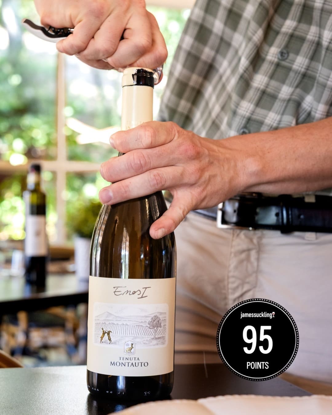 A bottle of Monauto's wine and award