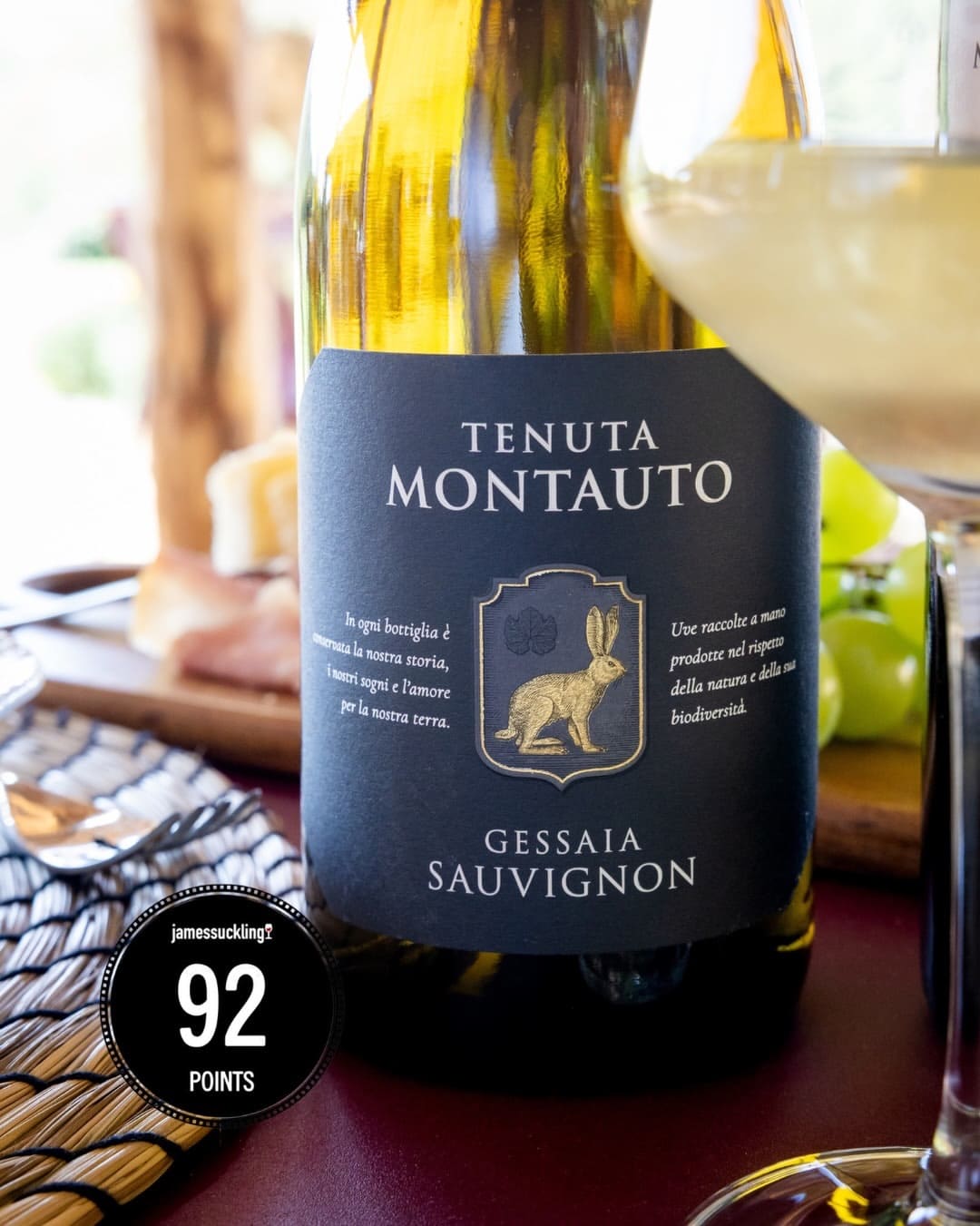 A bottle of Monauto's wine and award