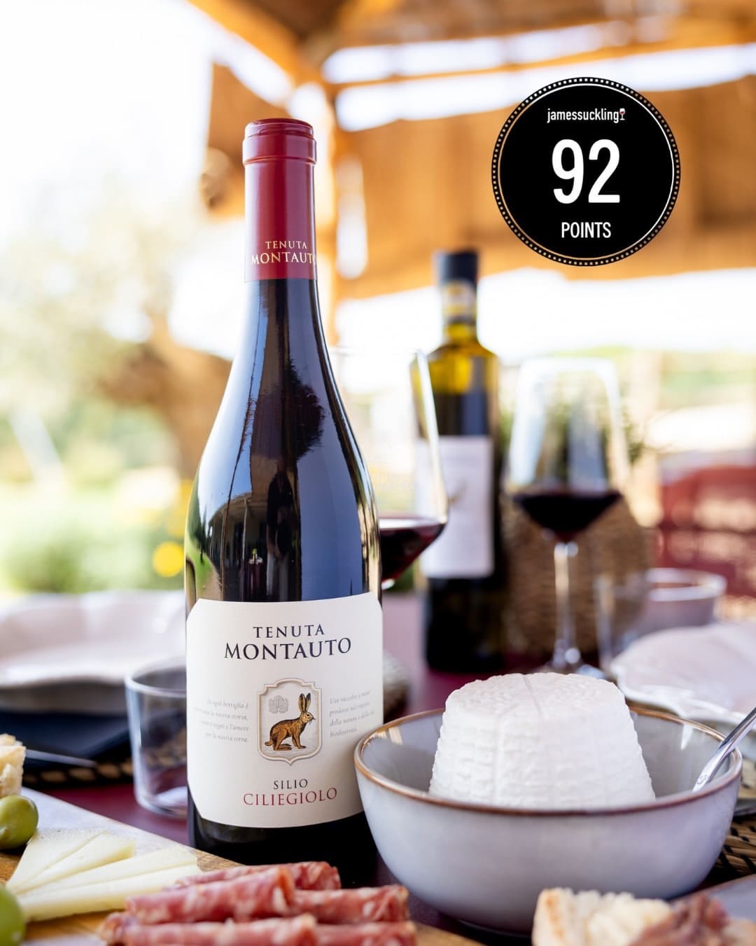 A bottle of Monauto's wine and award