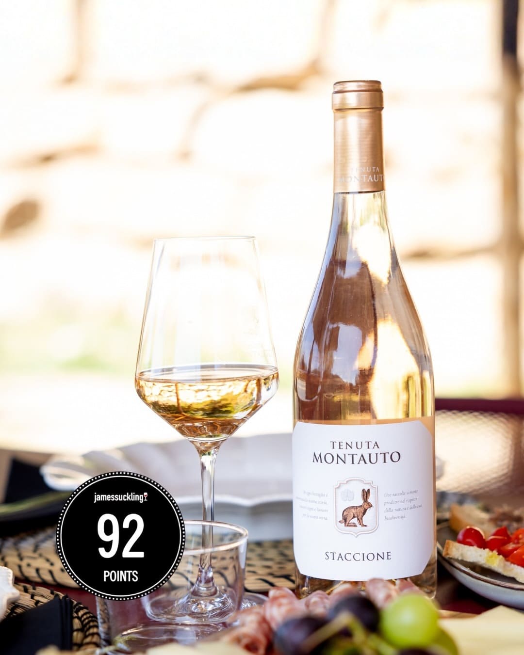 A bottle of Monauto's wine and award